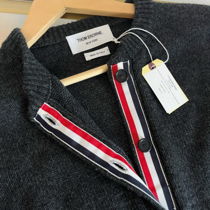 Maglione Thom Browne invernale con colletto a strisce, elegante e caldo, in tessuto morbido e raffinato.