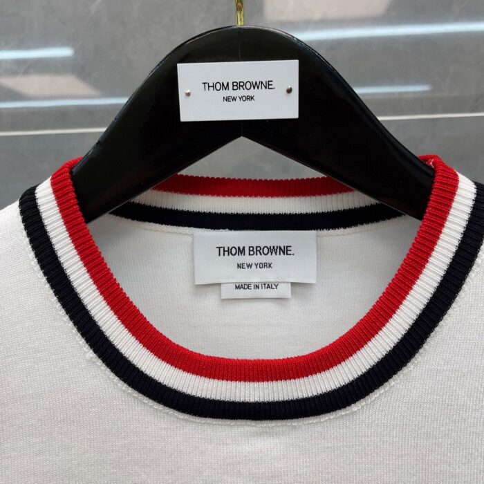 Maglia Thom Browne con colletto a contrasto bianco, rosso e navy, Made in Italy.