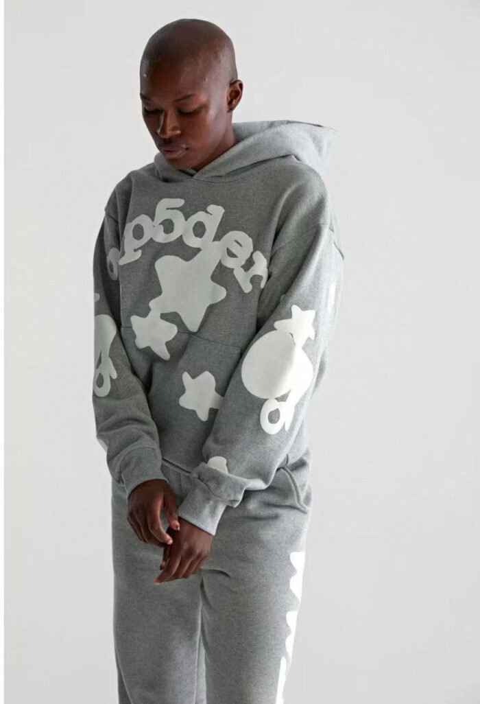 Outfit urbano con hoodie grafico e look casual moderno, perfetto per la street style.