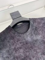 Maglione casual tie-dye grigio verde, comodo e moderno, ideale per un look informale versatile.