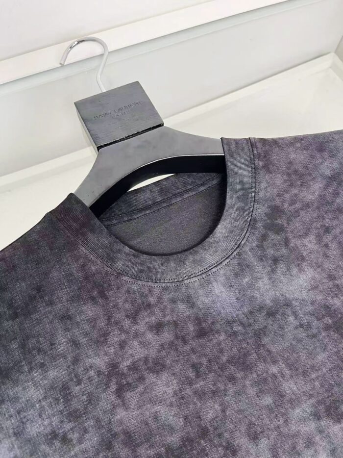 Maglione casual tie-dye grigio verde, comodo e moderno, ideale per un look informale versatile.
