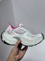 Sneakers sportive e casual con dettagli rosa, suola ammortizzata e tomaia in mesh traspirante.