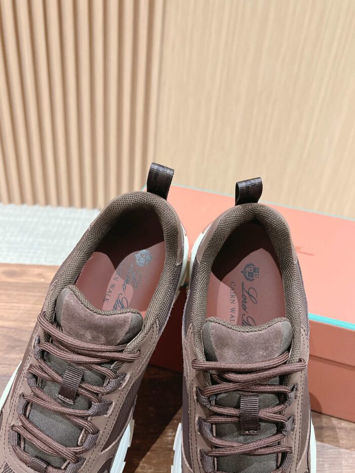 Sneaker eleganti in pelle scamosciata marrone, stile moderno, comfort e design raffinato.