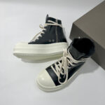 Scarpe alte nere con suola bianca e lacci beige, stile streetwear versatile e alla moda.