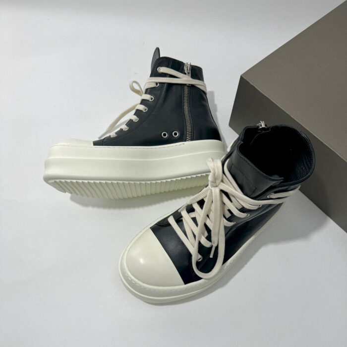 Scarpe alte nere con suola bianca e lacci beige, stile streetwear versatile e alla moda.