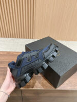 Sneaker chunky navy e nera con suola robusta, stile urbano e dettagli moderni.
