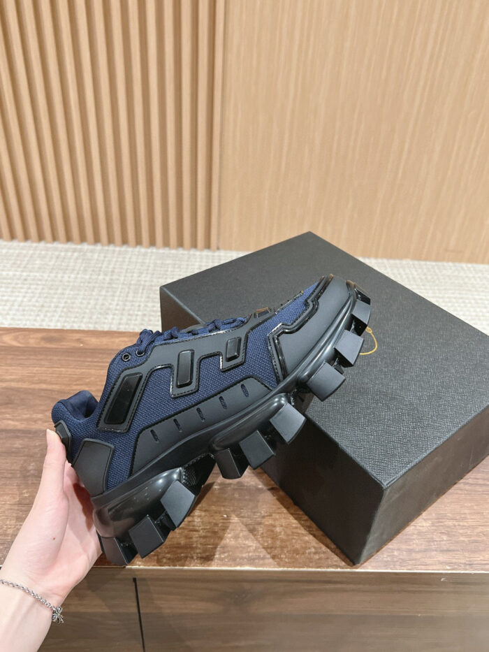 Sneaker chunky navy e nera con suola robusta, stile urbano e dettagli moderni.