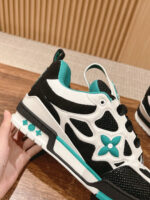 Sneaker trendy bianca e nera con dettagli turchesi, stile sportivo e design moderno.