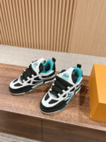 Sneakers urbani bianchi, neri e turchesi, stile sportivo e trendy con scatola arancione.