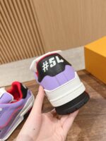 Sneakers trendy viola, bianco e nero con dettagli rossi, stile urbano e design moderno.