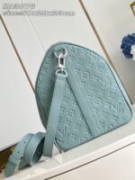 Borsa blu triangolare di lusso con logo embossato e cinturino regolabile, stile moderno ed elegante.