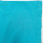 Tessuto turquoise morbido, lucido e rifinito con cura per un aspetto elegante e vivace.