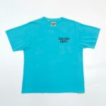 T-shirt untuosa turquoise con logo GALLERY DEPT., stile streetwear casual e moderno.