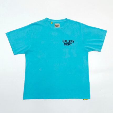 T-shirt untuosa turquoise con logo GALLERY DEPT., stile streetwear casual e moderno.
