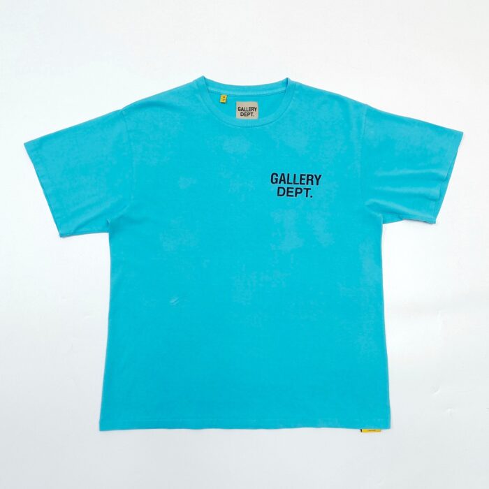 T-shirt untuosa turquoise con logo GALLERY DEPT., stile streetwear casual e moderno.