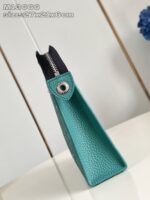 Borsa triangolare turquoise in pelle elegante, compatta e moderna con dettaglio metallico e zip.