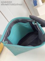 Borsa turquoise elegante con scomparti organizzativi e dettagli in argento, ideale per il daily use.