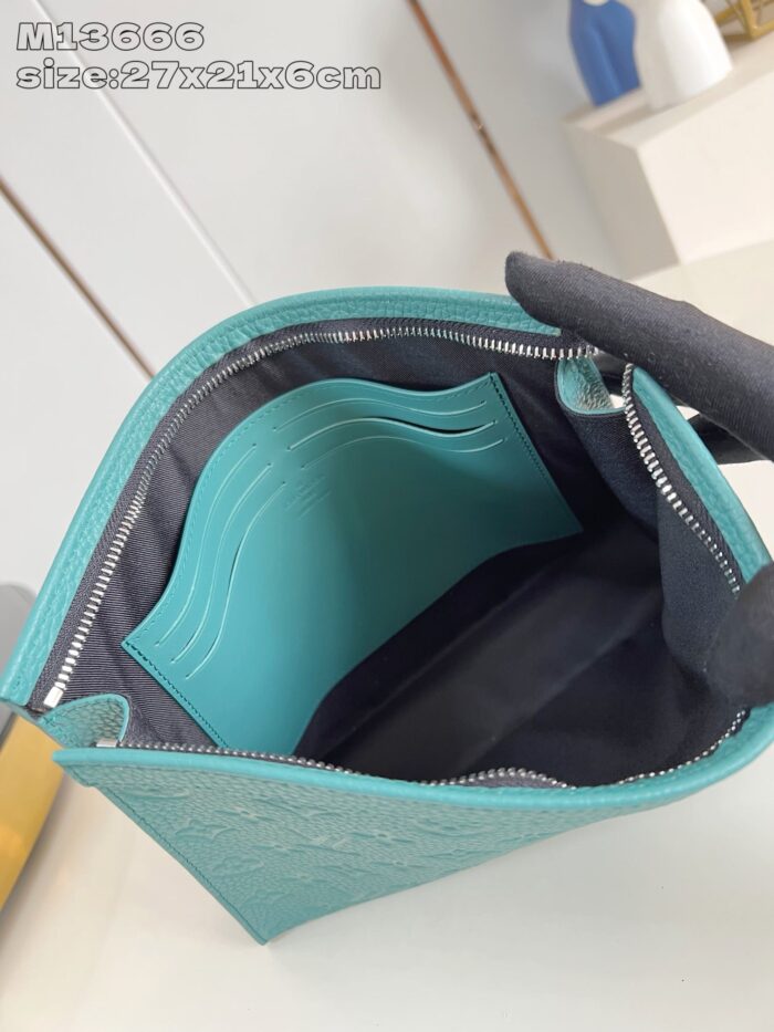 Borsa turquoise elegante con scomparti organizzativi e dettagli in argento, ideale per il daily use.