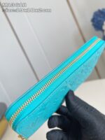 Portafoglio turquoise con zip dorata, design elegante e compatto, ideale per stile e funzionalità.