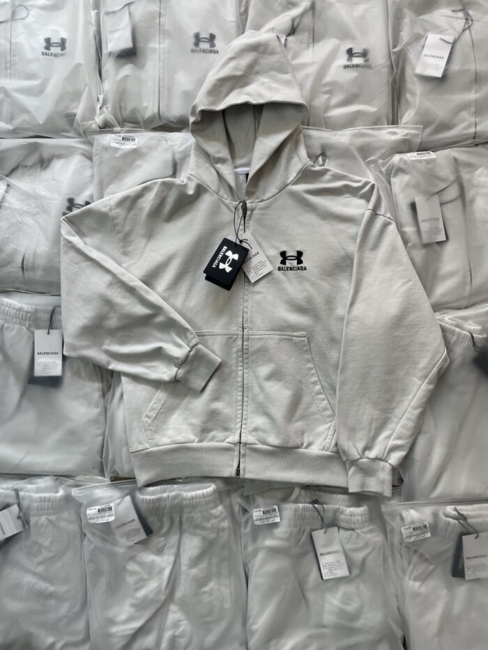 Set sportivo grigio Under Armour hoodie e pantaloni, look fitness e casual, nuovo e di qualità.