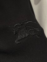 T-shirt nera con ricamo di unicorno elegante e dettagliato, stile sofisticato e originale.