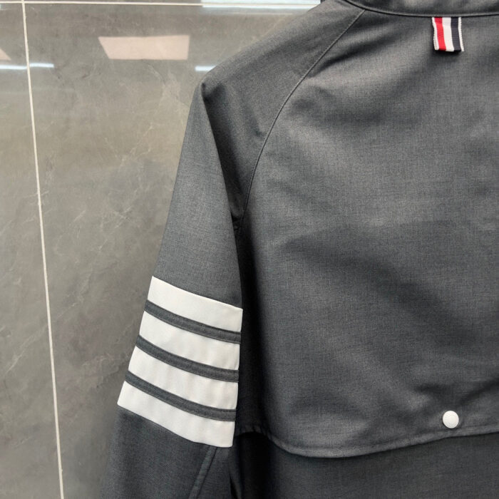 Giacca moderna con Spille Grigie e dettagli eleganti, stile militare e funzionale.