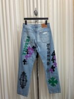 Jeans blu chiaro con ricami floreali e scritte artistiche, stile streetwear.