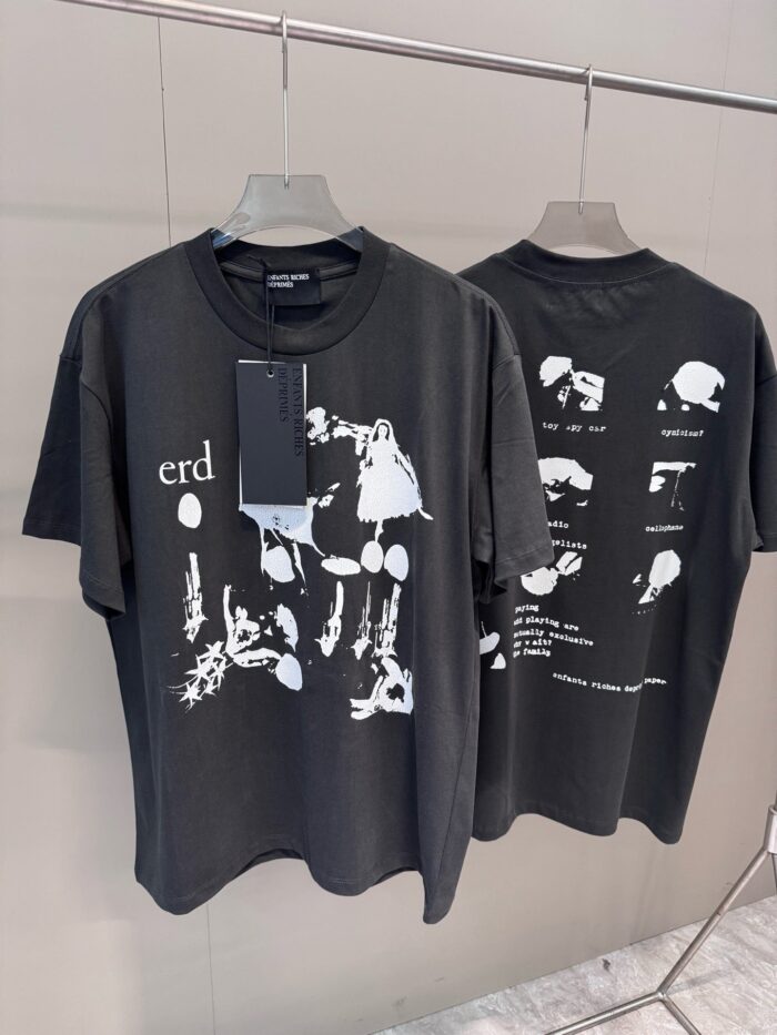 Maglietta nera con grafica astratta bianca e testo moderno, stile streetwear, in cotone comodo.