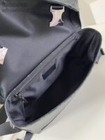 Zaino nero minimalista in sintetico, con scomparto interno zip e stile moderno ed elegante.