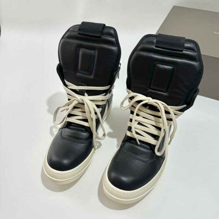 Sneakers alte nere e crema in pelle, con suola spessa e design urbano moderno e versatile.