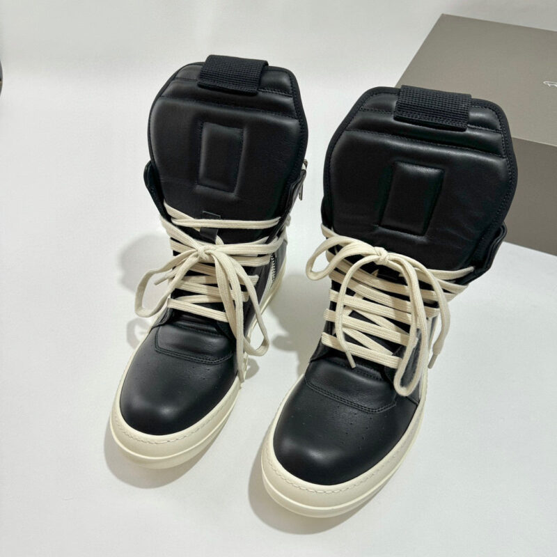 Sneakers alte nere e crema in pelle, con suola spessa e design urbano moderno e versatile.