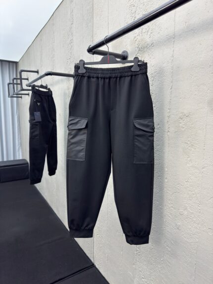 Pantaloni jogger neri con tasche cargo, stile urbano e tessuto elasticizzato.