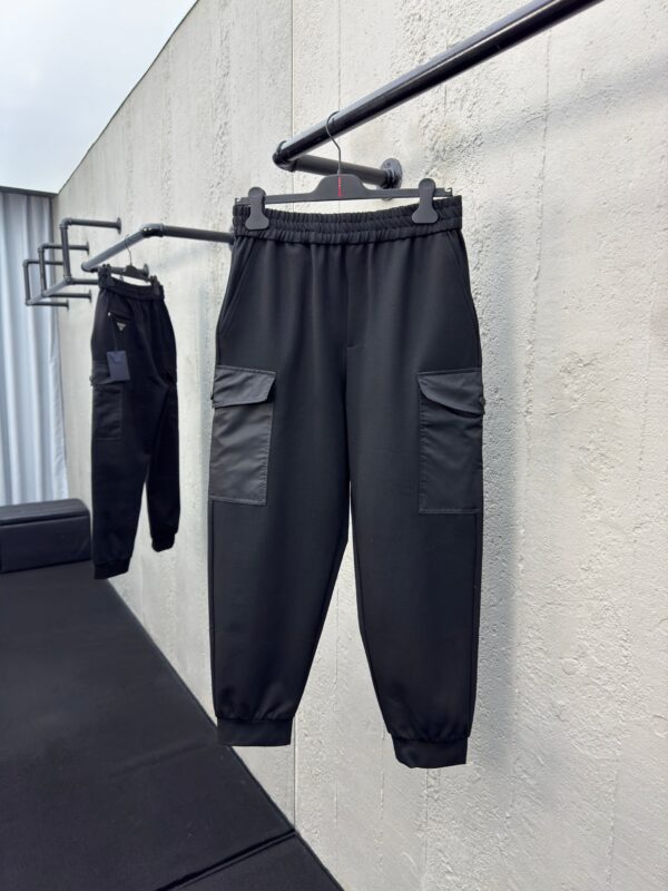 Pantaloni jogger neri con tasche cargo, stile urbano e tessuto elasticizzato.
