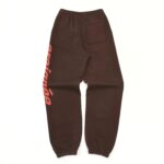 Pantaloni jogger marroni con stampa rossa, tasca e polsini elastici, stile casual e moderno.