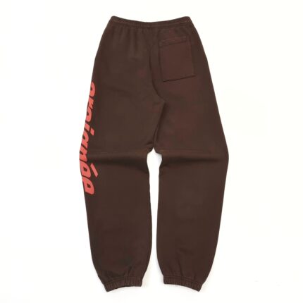 Pantaloni jogger marroni con stampa rossa, tasca e polsini elastici, stile casual e moderno.
