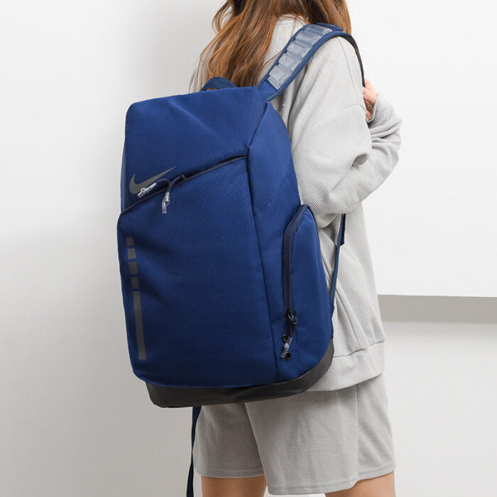 Zaino Nike blu sportivo per uno stile attivo e pratico, ideale per il quotidiano e loutdoor.