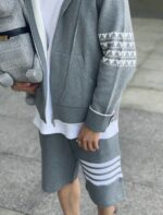 Stilato casual sportivo in grigio con zaino moderno e outfit elegante e comodo.