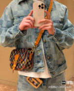 Stile urbano con giacca in denim, accessori checkered e selfie alla moda.
