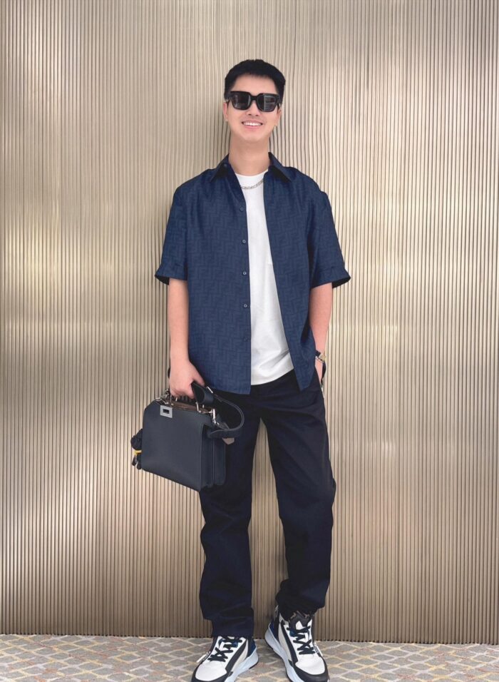 Stilato urbano casual chic con cappello, sneakers e borsa elegante ad ambientazione moderna dorata.