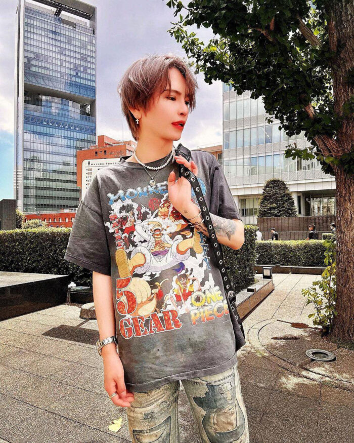 Look urbano trendy con outfit casual, ambiente moderno e dettagli fashion in città vibrante.