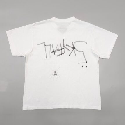 T-shirt bianco con grafica graffiti e disegno di ragno per uno stile street casual.