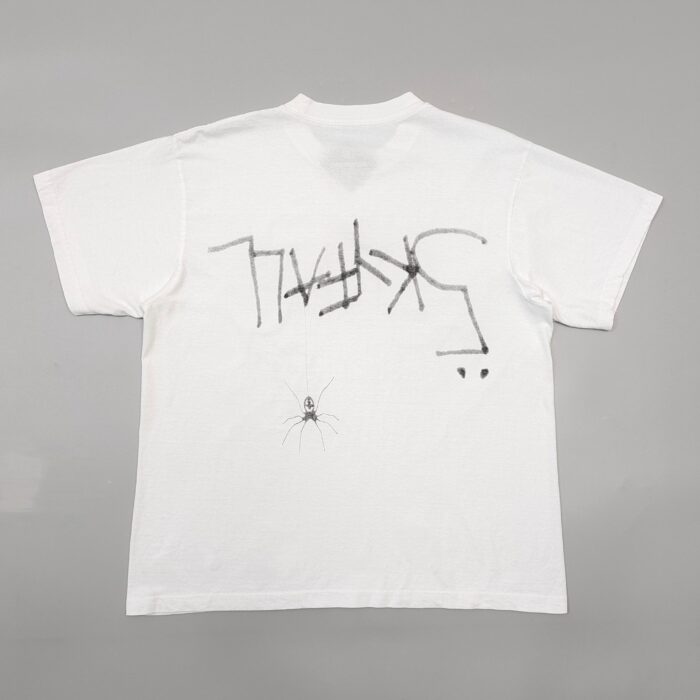T-shirt bianco con grafica graffiti e disegno di ragno per uno stile street casual.