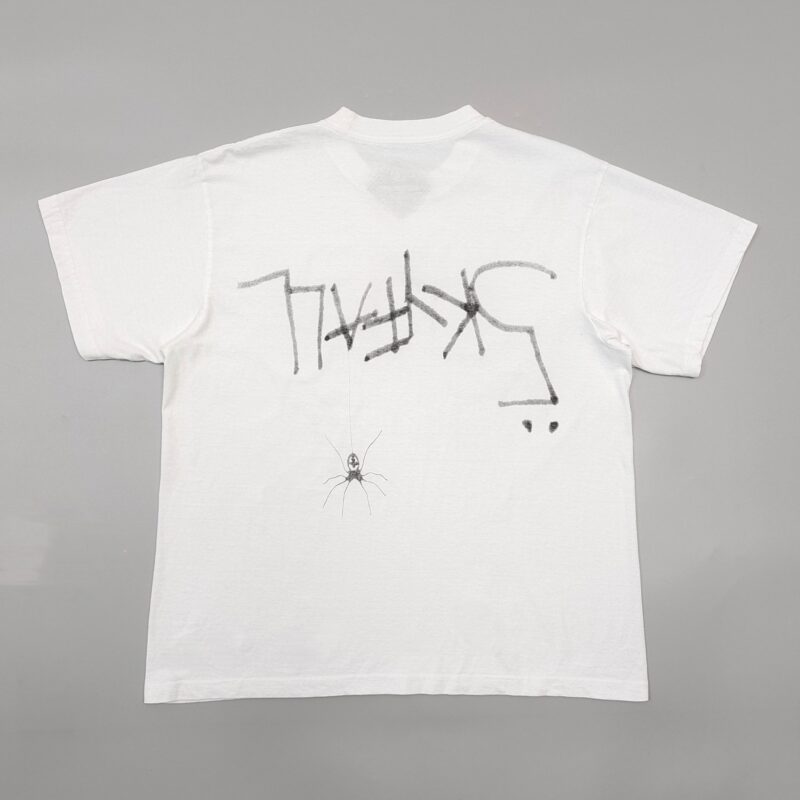 T-shirt bianco con grafica graffiti e disegno di ragno per uno stile street casual.