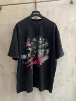 T-shirt oversized nero con grafica urbana colorata e testo neon rosa, stile streetwear trendy.