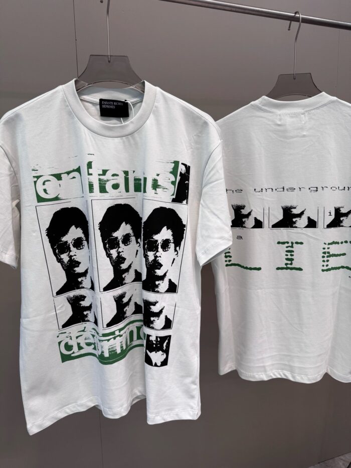 T-shirt bianca con grafica streetwear, foto in bianco e nero e messaggi di ribellione