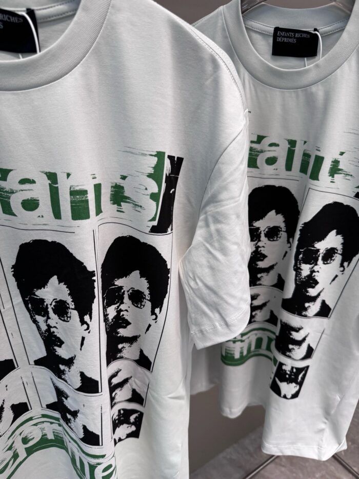 Magliette bianche con grafica artistica, ritratti e dettagli verdi per uno stile casual e trendy.