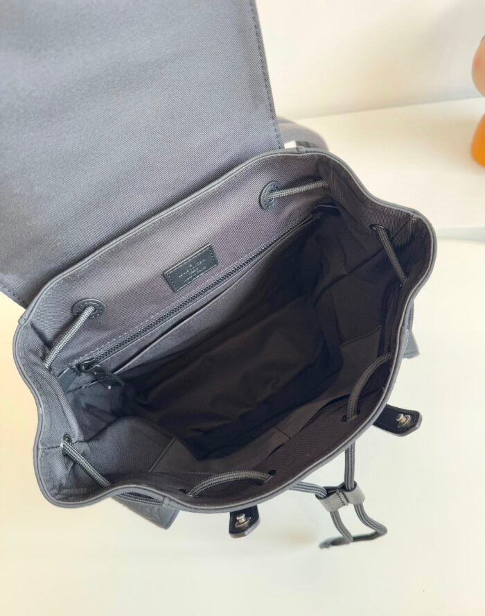 Borsa moderna grigia con scomparti, chiusura a drawstring e interno organizer elegante.