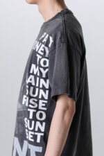 T-shirt oversize grigia con testi bianchi e stile streetwear moderno e casual.