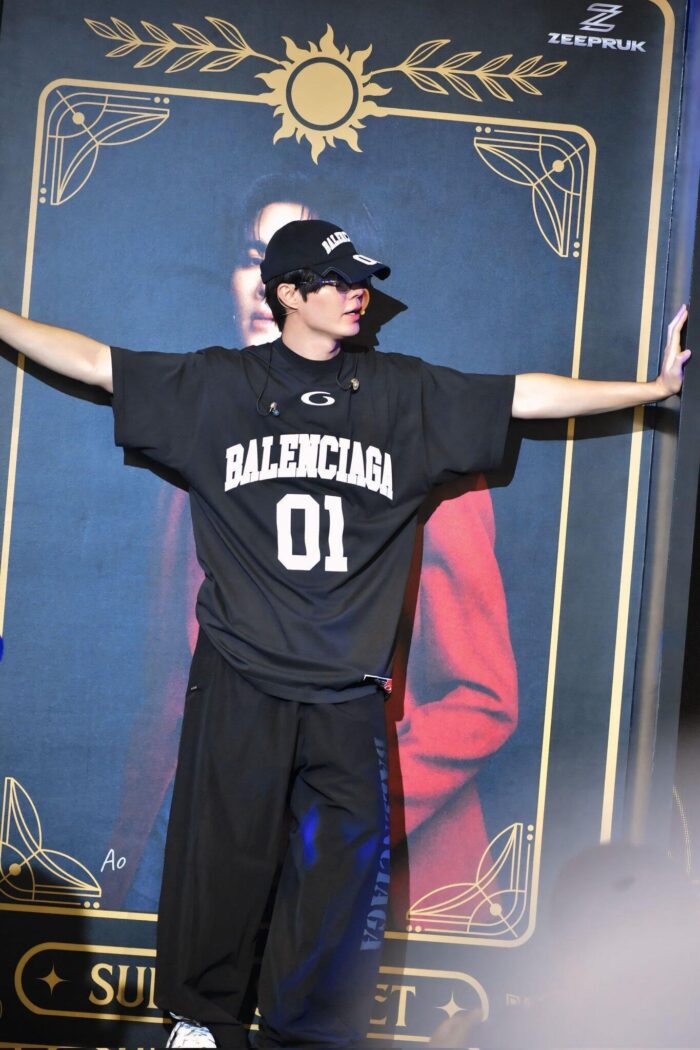 Ritratto di streetwear e arte moderna con stile urbano e locazione artistica.