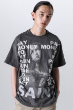 Giovane con T-shirt oversize grafica artistica e messaggi moderni in stile streetwear urbano.